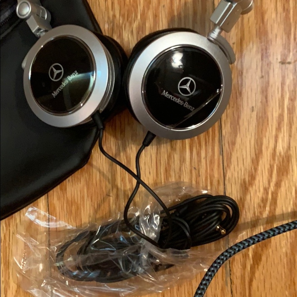 Brand new Mercedes headphones - Picture 3 of 3